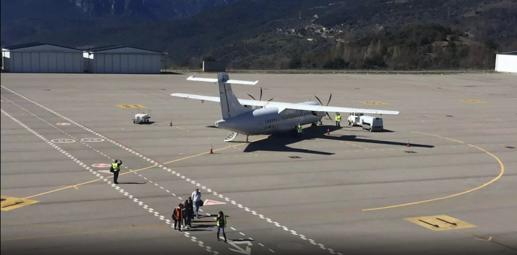 Una aeronau a l'aeroport d'Andorra - la Seu d'Urgell.